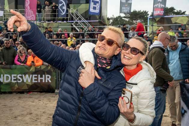 abb Franziska Hippe und Roman Knizka beim Sonntags Spaziergang am Strand an der Ostsee, bei 10.Jahre Baltic Lights 2026 Promi Charity Schlittenhunderennen zu Gunsten der Welthungerhilfe an der Ostsee zwischen der Seebruecke Ahlbeck und der Seebruecke Heringsdorf ,Samstag 07.03.2026 in Heringsdorf MV Deutschland