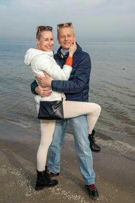 abb Franziska Hippe und Roman Knizka beim Sonntags Spaziergang am Strand an der Ostsee, bei 10.Jahre Baltic Lights 2026 Promi Charity Schlittenhunderennen zu Gunsten der Welthungerhilfe an der Ostsee zwischen der Seebruecke Ahlbeck und der Seebruecke Heringsdorf ,Samstag 07.03.2026 in Heringsdorf MV Deutschland