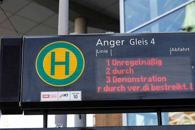 Anzeige Verspaetung durch Demo 08032026 - Eine Anzeige der Strassenbahn mit dem Hinweis Unregelmaessig durch Demonstration Erfurt Thueringen Deutschland *** Advertisement Delay due to demonstration 08032026 An advertisement of the streetcar with the note Irregular due to demonstration Erfurt Thuringia Germany 080326_ppb-26