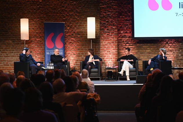 Autoren Thomas Melle, l-r, Feridun Zaimoglu, Emily Grunert, Daniela Dröscher, Bettina Flitner auf der Bühne der Lit.Cologne, dem internationalen Literaturfestival zum Thema : Das bin doch ich!? Über Literatur und das wahre Leben