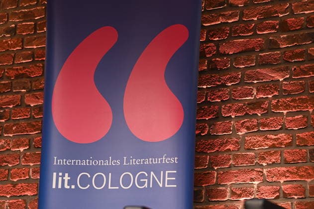 Aufsteller mit Logo und Schriftzug der Lit.Cologne, dem internationalen Literaturfestival