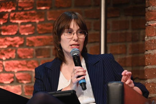 Moderatorin und Autorin Emily Grunert liest und spricht auf der Lit.Cologne, dem internationalen Literaturfestival