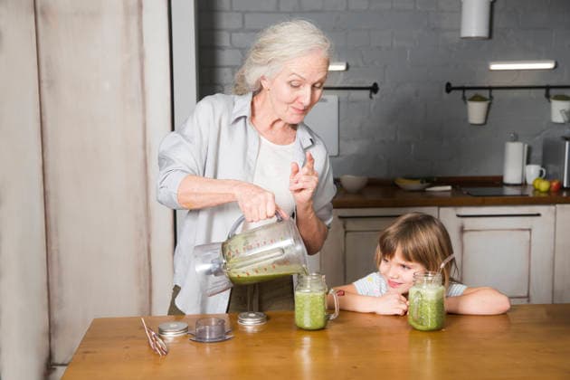 Gesunde Ernährung in der Familie, Vegetarismus. Lebensstil im Alter. Großmutter und Enkelin trinken Smoothie aus Grünzeug und Superfoods in der Küche zu Hause. Healthy nutrition in the family, vegetarianism. Senior lifestyle. grandmother and granddaughter drink smoothie from greenery and superfoods in the kitchen at home (License=RF) ,model released, Symbolfoto Copyright: xZoonar.com UliaxZotaninax 24740110 ,model released, Symbolfoto ,property released