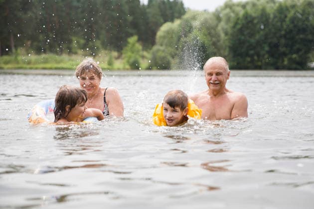 Familie auf Urlaub splashen in einem See. Glückliche Großeltern mit Enkelkindern genießen Sommerurlaubdie und spielt im Fluss. Family on vacation splashing in a lake. Happy grandparents with grandchildren enjoying summer vacationthe and plays in the river. (License=RF) ,model released, Symbolfoto Copyright: xZoonar.com UliaxZotaninax 24740466 ,model released, Symbolfoto ,property released