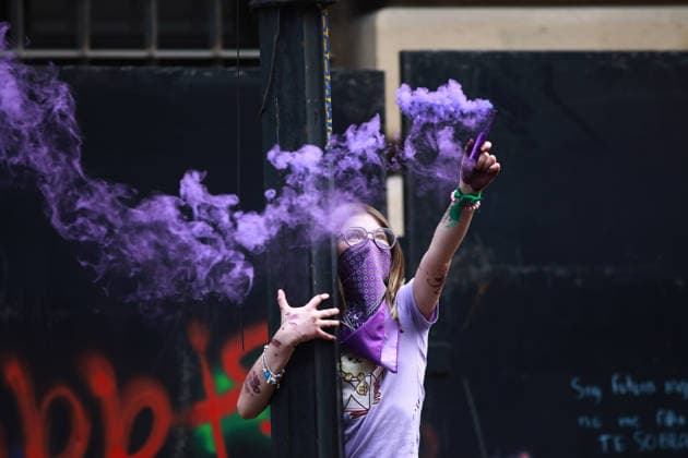News Bilder des Tages #2 Demonstration to mark International Women s Day in Mexico City MEXICO CITY, MEXICO - MARCH 08: A woman holds a colored smoke flare during a demonstration to mark International Women s Day, in Mexico City, Mexico on March 08, 2026. Thousands of women gathered in different groups to demand women’s rights and protest against gender-based violence during International Women’s Day events in Mexico s capital, ending outside the National Palace. Daniel Cardenas Anadolu Mexico City Mexico. Editorial use only. Please get in touch for any other usage.  Copyright: x2026xAnadoluxDanielxCardenasx