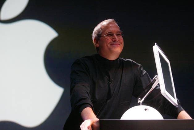 IMAGO History, 250 Jahre USA, Digitales Zeitalter: Entwicklung des Internets und Aufstieg von Silicon Valley MacWorld 2002 Jan 7, 2002; San Francisco, California, USA; Apple CEO STEVE JOBS shows off the new iMac at the MacWorld 2002 Convention in San Francisco. Copyright: xMarkxRichardsx