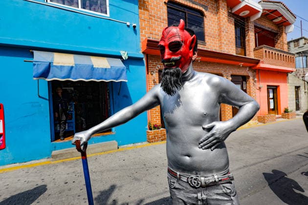 Traditional Xinacates Festival in San Nicolas de Los Ranchos A person paints his body with oil and silver-colored powder during the traditional Xinacates festival, also known as the Festival of the Painted, where they perform dances as an offering for the start of the crops and to obtain a good harvest in the municipality of San Nicolas de los Ranchos located on the slopes of the Popocatepetl volcano. on March 8, 2026 in San Nicolas de Los Ranchos, Mexico. (Photo by Ian Robles Eyepix Group) Copyright: xIanxRobles xEyepixxGroupx EL_08032026_177753JPEG