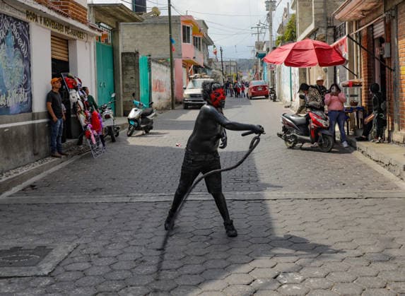 Traditional Xinacates Festival in San Nicolas de Los Ranchos A boy paints his body with oil and black colored powder during the traditional Xinacates festival, also known as the Festival of the Painted, where they perform dances as an offering for the start of the crops and to obtain a good harvest in the municipality of San Nicolas de los Ranchos located on the slopes of the Popocatepetl volcano. on March 8, 2026 in San Nicolas de Los Ranchos, Mexico. (Photo by Ian Robles Eyepix Group) Copyright: xIanxRobles xEyepixxGroupx EL_08032026_177754JPEG
