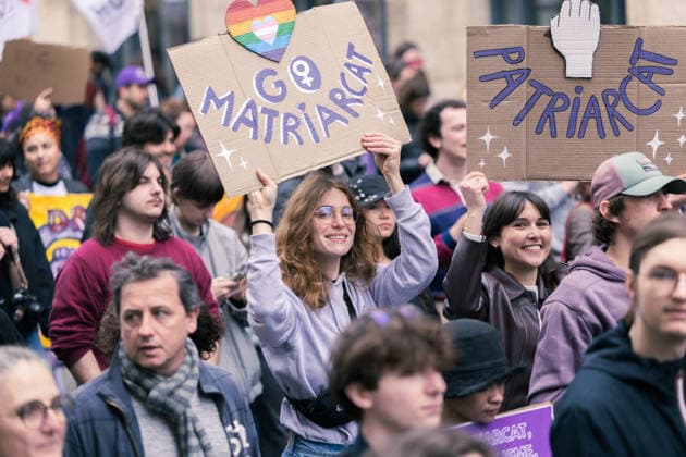 News Bilder des Tages #2 Women s Rights March - Bordeaux Bordeaux, France, 8 March 2026. Protesters take part in a march organised in the city centre to mark International Women s Day. The demonstration, organised by feminist and trade union groups, condemns gender-based violence, discrimination and persistent inequalities between women and men. Photograph by Stephane Duprat ABACAPRESS.COM. Bordeaux, France, 8 mars 2026. Des manifestantes participent à la marche organisée dans le centre-ville à l’occasion de la Journée internationale des droits des femmes. La mobilisation, organisée notamment par des collectifs féministes et syndicaux, dénonce les violences sexistes, les discriminations et les inégalités persistantes entre les femmes et les hommes. Photographie par  Copyright: xDupratxStephane ABACAx