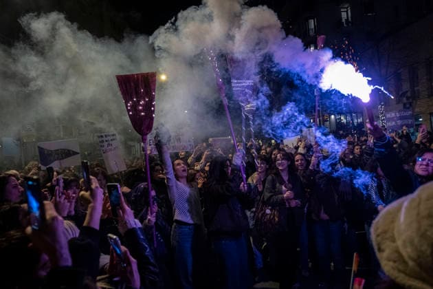 News Bilder des Tages #2 March 8, 2026, Stanbul, Beyo?Lu, Turkey: Women hold slogans during a march marking the International Women s Day near Taksim square in Istanbul on March 8, 2026. Thousands of women gathered in Beyo?lu for the traditional Feminist Night March, organized in Istanbul as part of International Women s Day on March 8th. Stanbul Turkey - ZUMAs197 20260308_aaa_s197_680 Copyright: xTolgaxSezginx