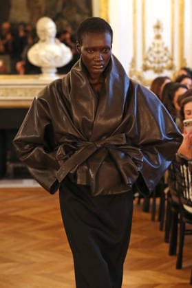 PFW - Magda Butrym Runway A model walks the runway during the Magda Butrym Womenswear Fall Winter 2026-2027 show as part of Paris Fashion Week on March 08, 2026 in Paris, France. Photo by Alain Gil Gonzalez ABACAPRESS.COM Paris France  Copyright: xGonzalezxAlain-Gil ABACAx