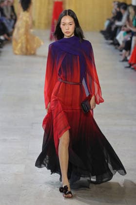 Entertainment Bilder des Tages #2 PFW - Akris Runway A model walks the runway during the Akris Womenswear Fall Winter 2026-2027 show as part of Paris Fashion Week on March 08, 2026 in Paris, France. Photo by Alain Gil Gonzalez ABACAPRESS.COM Paris France  Copyright: xGonzalezxAlain-Gil ABACAx
