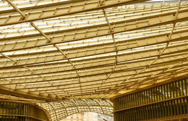 Paris, Frankreich, 13. Oktober 2025. Überdachung des Forum des Halles in Paris, Frankreich, Licht fällt durch das goldene Dach. Paris, France - October 13, 2025. Modern golden roof structure of Forum des Halles in Paris, France, with light filtering through glass (License=RF) Copyright: xZoonar.com VolhaxHalkouskayax 24757404