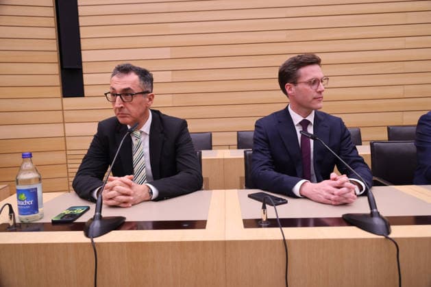 Landtagswahl Baden Württemberg 08.03.2026, Germany, Baden Württemberg, Stuttgart, Landtag, LandtagswahlBaden Württemberg, Grüne Spitzenkandidat Cem Özdemir, CDU Spitzenkandidat Manuel Hagel, eisige Stimmung Stuttgart Baden-Württtemberg Germany *** State election Baden Württemberg 08 03 2026, Germany, Baden Württemberg, Stuttgart, Landtag, LandtagswahlBaden Württemberg, Green top candidate Cem Özdemir, CDU top candidate Manuel Hagel, icy mood Stuttgart Baden Württtemberg Germany