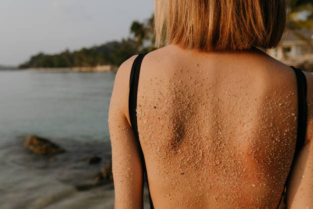 Close-up of woman s back covered with sand in warm sunset light Koh Samui, Surat Thani, Thailand CR_RXIF260305B-1977323-01 ,model released, Symbolfoto