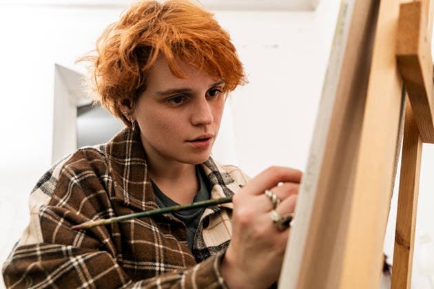 Woman painter working with brush on canvas in studio. Saint Petersburg, Saint Petersburg, Russia CR_YFCG260308-1980030-01 ,model released, Symbolfoto