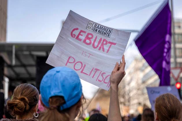 Demonstration am Frauentag in Berlin. Plakat, Hebammen, Geburt ist feministisch. 08.03.2026. Berlin Deutschland *** Demonstration on Womens Day in Berlin Poster, Midwives, Birth is feminist 08 03 2026 Berlin Germany Copyright: xYonaxElsnerx