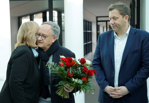 Bärbel Bas, Bundesministerin für Arbeit und Soziales, Spitzenkandidat der SPD Baden-Württemberg Andreas Stoch, Lars Klingbeil Bundesminister der Finanzen, Deutschland, Berlin, Willy-Brandt-Haus, Sitzung des SPD-Präsidiums, Auftaktbildern mit Blumenübergabe an den Spitzenkandidaten der SPD Baden-Württemberg Andreas Stoch *** Bärbel Bas, Federal Minister of Labor and Social Affairs, top candidate of the SPD Baden Württemberg Andreas Stoch, Lars Klingbeil Federal Minister of Finance, Germany, Berlin, Willy Brandt House, meeting of the SPD Presidium, opening pictures with flower presentation to the top candidate of the SPD Baden Württemberg Andreas Stoch