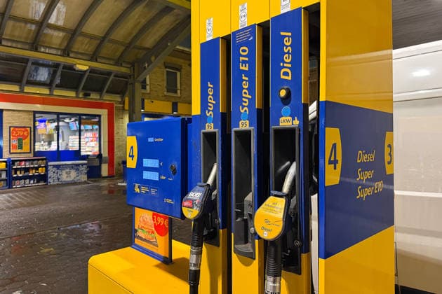 Stock- und Symbolbilder I 9.3.26 Winterdiesel, Tankstelle im Winter Hamburg Hamburg Hamburg Deutschland *** Stock and symbol images I 9 3 26 Winter diesel, gas station in winter Hamburg Hamburg Hamburg Germany Copyright: xLobeca FelixxSchlikisx