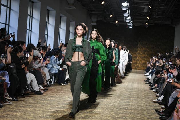 PFW - Shiatzy Chen Runway in Paris FA Models walk the runway for the Shiatzy Chen collection as part of Paris Fashion Week in Paris, on March 9, 2026. Photo by Firas Abdullah ABACAPRESS.COM Paris Ile-de-France France  Copyright: xAbdullahxFiras ABACAx