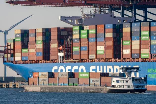 Maasvlakte, Europoort, Hafen von Rotterdam, Containerschiff COSCO Shipping Libra, Binnen Containerfrachter am Euromax Container Terminal, Niederlande, Containerhafen Rotterdam