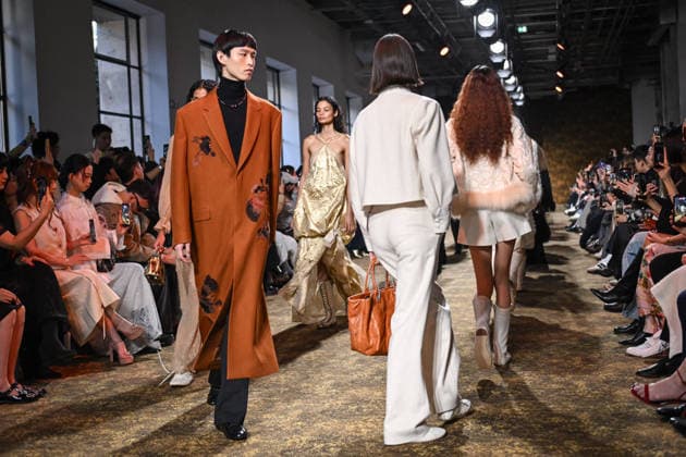 PFW - Shiatzy Chen Runway in Paris FA Models walk the runway for the Shiatzy Chen collection as part of Paris Fashion Week in Paris, on March 9, 2026. Photo by Firas Abdullah ABACAPRESS.COM Paris Ile-de-France France  Copyright: xAbdullahxFiras ABACAx