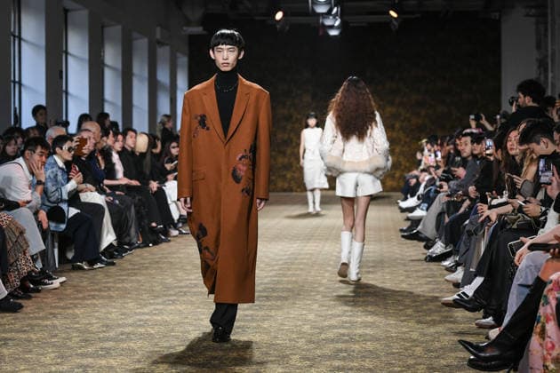 PFW - Shiatzy Chen Runway in Paris FA A model walks the runway for the Shiatzy Chen collection as part of Paris Fashion Week in Paris, on March 9, 2026. Photo by Firas Abdullah ABACAPRESS.COM Paris Ile-de-France France  Copyright: xAbdullahxFiras ABACAx