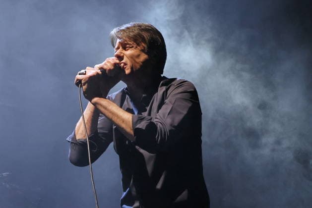 09.03.2026, Suede, Sänger Brett Anderson, im Konzert live in der Uber Eats Music Hall, Berlin, Berlin