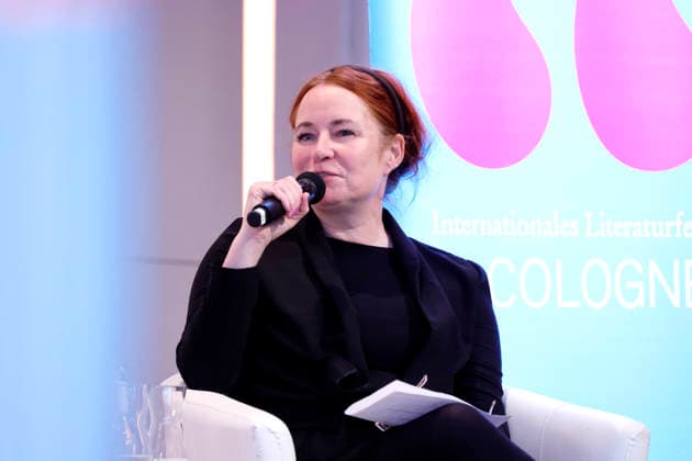 Journalistin Katrin Schumacher in der Veranstaltung über Beutelwölfe, Riesenvampire, Darwin-Nasenfrösche und den St.-Helena-Olivenbaum im Rahmen der Lit.Cologne 2026 in der Kölner Flora. Köln, 09.03.2026 NRW Deutschland Copyright: xChristophxHardtx