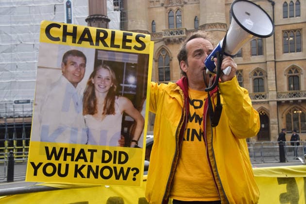 March 9, 2026, London, England, United Kingdom: GRAHAM SMITH, CEO of anti-monarchy group Republic, holds up the infamous photo of Andrew Mountbatten-Windsor, formerly Prince Andrew, and Virginia Giuffre along with the question Charles, what did you know during a protest outside Westminster Abbey ahead of the arrival of King Charles III and other members of the royal family on Commonwealth Day. London United Kingdom - ZUMAv130 20260309_zip_v130_040 Copyright: xVukxValcicx