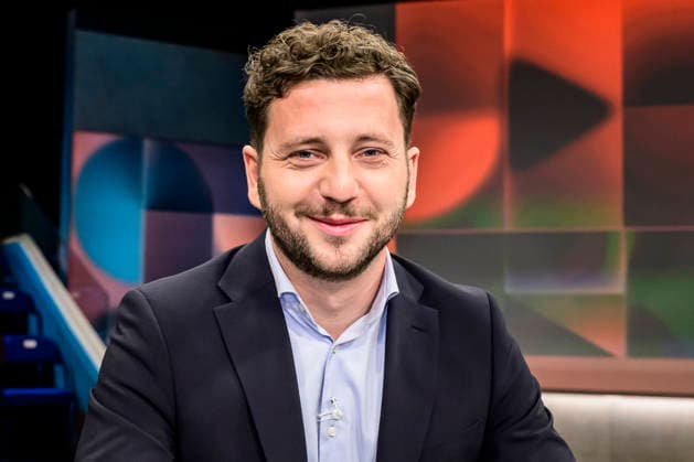 GER, Berlin, tough but fair Ð political talk show, TV, format, with host Louis Klamroth, Das Erste, pictured from left: Felix Banaszak (Alliance 90 The Greens): Party Chairman, March 9, 2026 Copyright: HMBxMedia UwexKoch