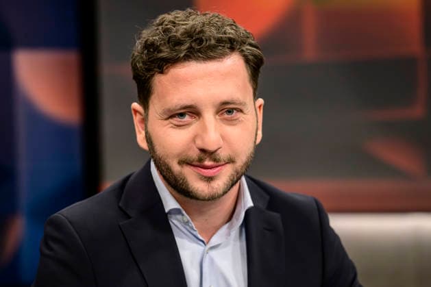 GER, Berlin, tough but fair Ð political talk show, TV, format, with host Louis Klamroth, Das Erste, pictured from left: Felix Banaszak (Alliance 90 The Greens): Party Chairman, March 9, 2026 Copyright: HMBxMedia UwexKoch