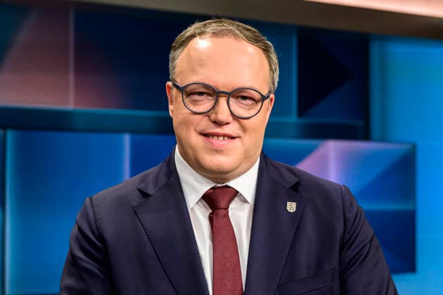 GER, Berlin, tough but fair Ð political talk show, TV, format, with host Louis Klamroth, Das Erste, pictured from left: Mario Voigt (CDU): Minister President of Thuringia, March 9, 2026 Copyright: HMBxMedia UwexKoch