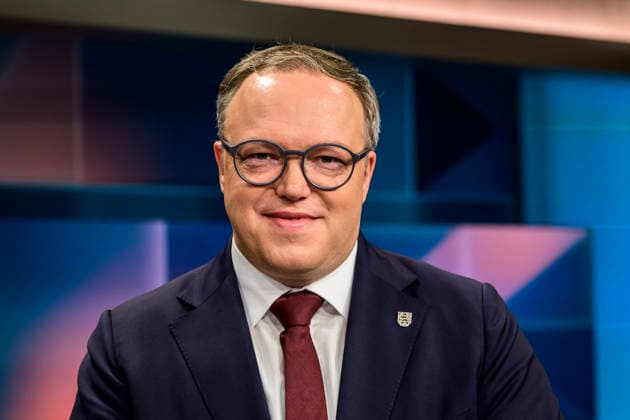 GER, Berlin, tough but fair Ð political talk show, TV, format, with host Louis Klamroth, Das Erste, pictured from left: Mario Voigt (CDU): Minister President of Thuringia, March 9, 2026 Copyright: HMBxMedia UwexKoch