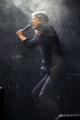 Brett Anderson von der Band Suede bei einem Konzert in der Uber Eats Music Hall in Berlin, 9. März 2026. Suede Konzert Berlin