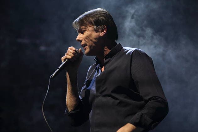 Brett Anderson von der Band Suede bei einem Konzert in der Uber Eats Music Hall in Berlin, 9. März 2026. Suede Konzert Berlin