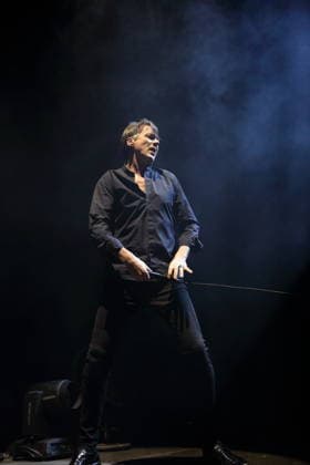 Brett Anderson von der Band Suede bei einem Konzert in der Uber Eats Music Hall in Berlin, 9. März 2026. Suede Konzert Berlin