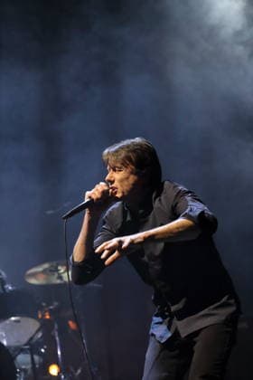 Brett Anderson von der Band Suede bei einem Konzert in der Uber Eats Music Hall in Berlin, 9. März 2026. Suede Konzert Berlin