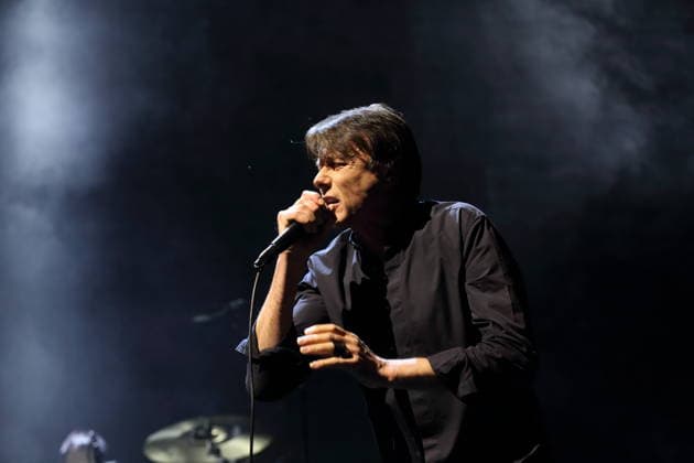 Brett Anderson von der Band Suede bei einem Konzert in der Uber Eats Music Hall in Berlin, 9. März 2026. Suede Konzert Berlin