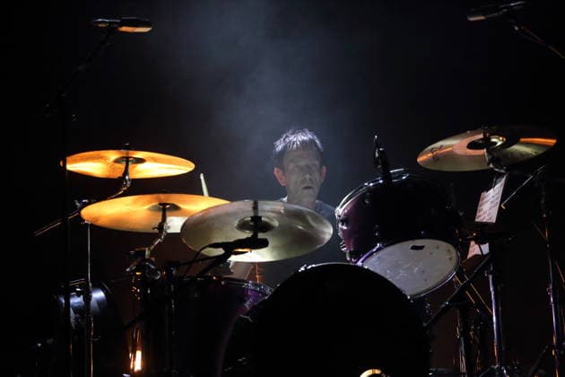 Simon Gilbert von der Band Suede bei einem Konzert in der Uber Eats Music Hall in Berlin, 9. März 2026. Suede Konzert Berlin