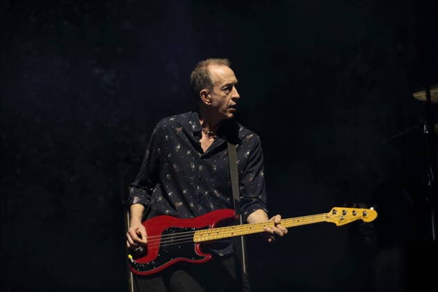 Mat Osman von der Band Suede bei einem Konzert in der Uber Eats Music Hall in Berlin, 9. März 2026. Suede Konzert Berlin