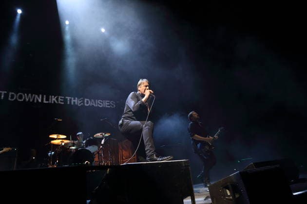 Simon Gilbert, Brett Anderson und Richard Oakes, v.l., von der Band Suede bei einem Konzert in der Uber Eats Music Hall in Berlin, 9. März 2026. Suede Konzert Berlin