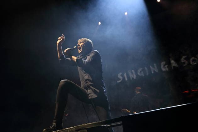 Brett Anderson von der Band Suede bei einem Konzert in der Uber Eats Music Hall in Berlin, 9. März 2026. Suede Konzert Berlin