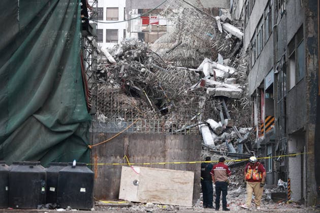 At least one dead, two still trapped after building collapses in Mexico City MEXICO CITY, MEXICO - MARCH 09: Rescue workers inspect the area of a partially collapsed building that left at least one person dead and two still trapped under the rubble, in Mexico City, Mexico on March 09, 2026. Rescue workers continue searching for people trapped in the building, which was undergoing demolition when the collapse occurred, while army and navy personnel secure the area. Daniel Cardenas Anadolu Mexico City Mexico. Editorial use only. Please get in touch for any other usage.  Copyright: x2026xAnadoluxDanielxCardenasx