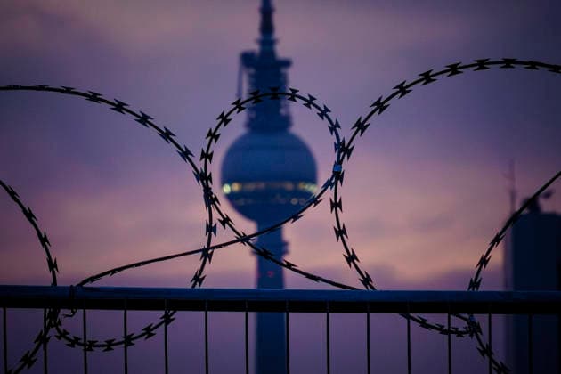Stacheldraht haengt an einem Bauzaun vor dem Berliner Fernsehturm am fruehen Morgen. Berlin, 10.03.2026. Berlin Deutschland *** Barbed wire hangs from a construction fence in front of the Berlin TV tower in the early morning Berlin, 10 03 2026 Berlin Germany Copyright: xThomasxTrutschelx