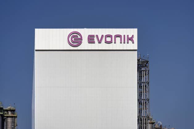 Moderne Industrieanlage von Evonik in Wesseling mit Firmenlogo auf weißer Fassade unter strahlend blauem Himmel. *** Modernity Industrial plant from Evonik in Wesseling with Company logo at White Facade at beaming blue Sky 1133502036
