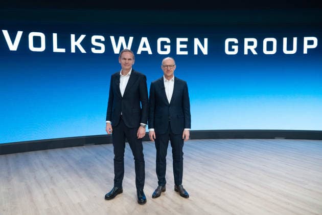 v.l Dr. Oliver BLUME, Vorstandsvorsitzender der Volkswagen AG, CEO, Dr. Arno ANTLITZ,, Vorstandsmitglied, Finanzvorstand, CFO, Finanz und Operatives Geschaeft, Jahrespressekonferenz der Volkswagen AG, Aktiengesellschaft in Wolfsburg am 10.03.2026. *** f l Dr Oliver BLUME, Chairman of the Board of Management of Volkswagen AG, CEO, Dr Arno ANTLITZ, Member of the Board of Management, Chief Financial Officer, CFO, Finance and Operations, Annual Press Conference of Volkswagen AG, Aktiengesellschaft in Wolfsburg on 10 03 2026