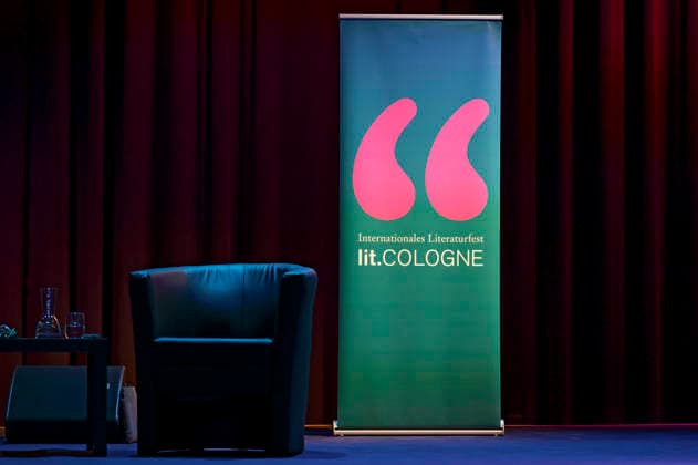Logo der lit.Cologne bei der lit.Cologne 2026 Veranstaltung lit.Comedy im Theater am Tanzbrunnen. Köln, 09.03.2026
