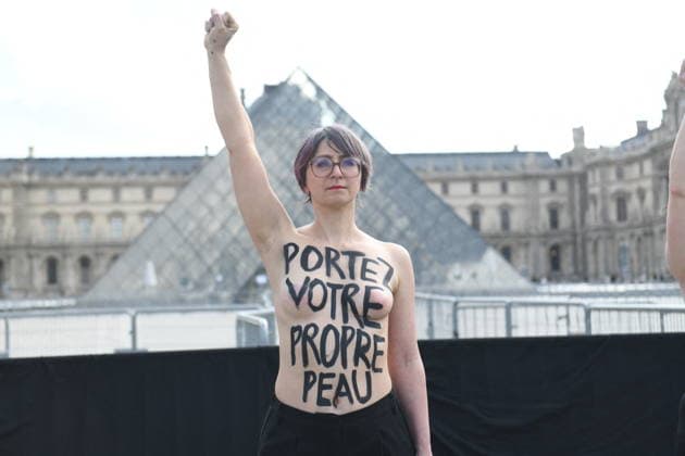 PFW - PETA Demonstration in Front of The Vuitton Show PETA protest against fur in front of the Vuitton fashion show at Louvre Museum during Paris Fashion Week in Paris, France on March 10, 2026. Photo by Florian Poitout ABACAPRESS.COM Paris France  Copyright: xPoitoutxFlorian ABACAx