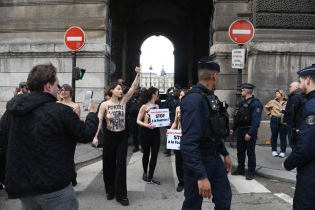 PFW - PETA Demonstration in Front of The Vuitton Show PETA protest against fur in front of the Vuitton fashion show at Louvre Museum during Paris Fashion Week in Paris, France on March 10, 2026. Photo by Florian Poitout ABACAPRESS.COM Paris France  Copyright: xPoitoutxFlorian ABACAx